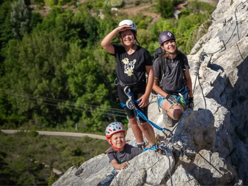 Famille équipée en Via Ferrata profitant d’un panorama sur la vallée lors du parcours La Pichona à Saint-Paul-de-Fenouillet.