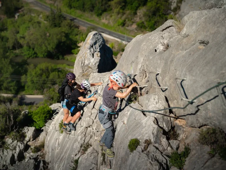 Famille avançant sur une paroi équipée lors d’une sortie Via Ferrata La Pichona à Saint-Paul-de-Fenouillet.