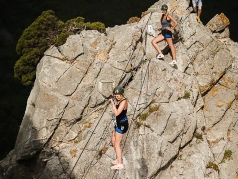 Participants progressant sur une arête rocheuse équipée lors de la Via Ferrata La Panoramique à Saint-Paul-de-Fenouillet.