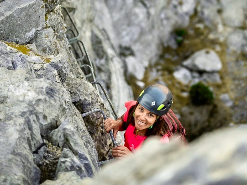 Participante progressant sur une paroi équipée lors de la Via Ferrata La Panoramique à Saint-Paul-de-Fenouillet.