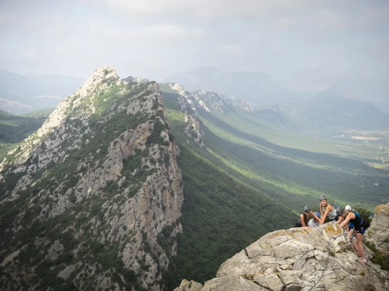 Participants en via ferrata sur une crête rocheuse à Saint-Paul-de-Fenouillet dans les Pyrénées-Orientales