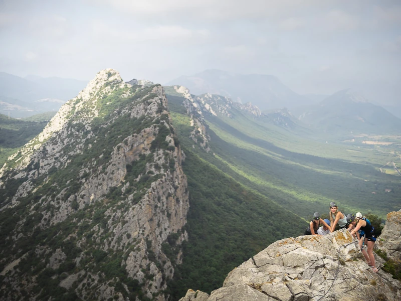 Participants en via ferrata sur une crête rocheuse à Saint-Paul-de-Fenouillet dans les Pyrénées-Orientales