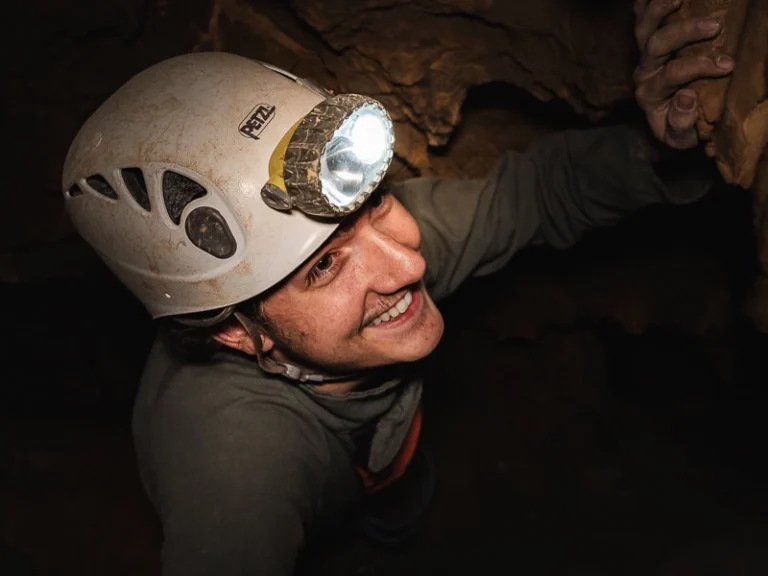 Spéléologue explorant une grotte lors d’une sortie spéléologie dans les Pyrénées-Orientales près de Galamus