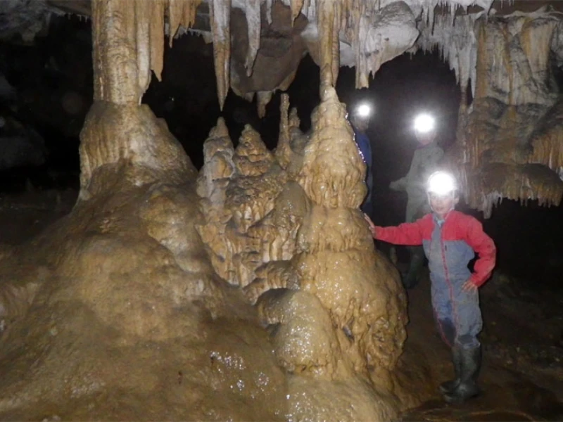Grotte de siech avec enfant