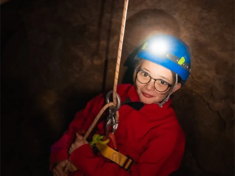 Enfant découvrant la progression sur corde lors d’une sortie spéléologie dans une grotte des Pyrénées-Orientales