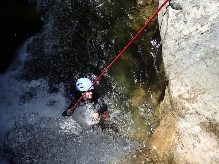 Participant arrivant dans une vasque après une descente en rappel lors d’une sortie canyoning dans les Gorges du Terminet à Termes dans l’Aude