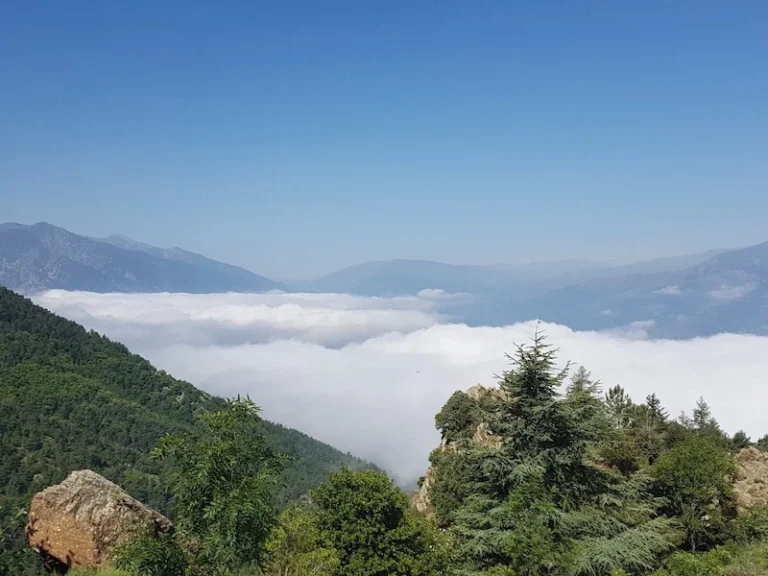 Paysage de montagne dans le massif du Canigou lors de la marche d’approche vers le canyon de Taurinya dans les Pyrénées-Orientales