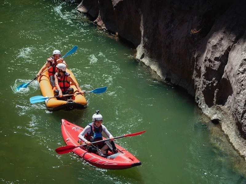 participants en canoë-raft descendant la rivière Aude près de Quillan dans l’Aude