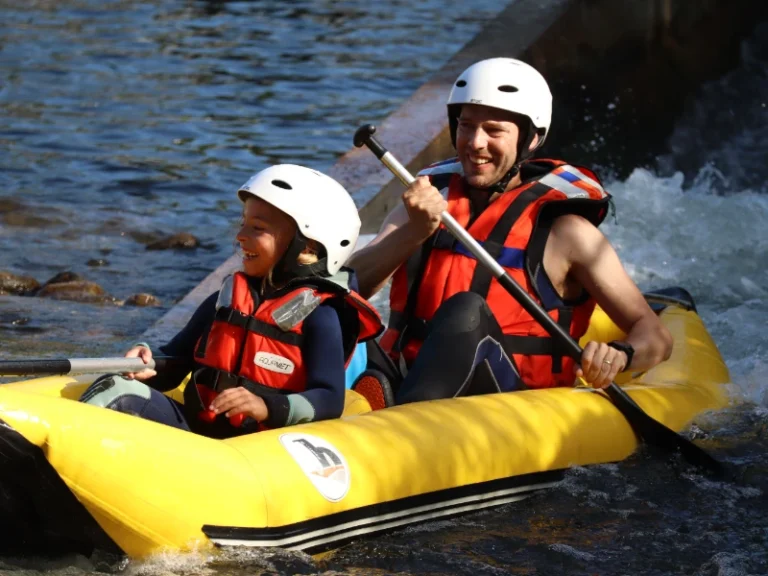 parent et enfant en canoraft sur une section calme de la rivière Aude près d’Axat dans les Pyrénées audoises