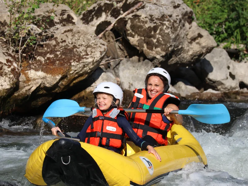 parent et enfant pratiquant le canoraft dans les rapides de la rivière Aude près d’Axat dans les Pyrénées audoises