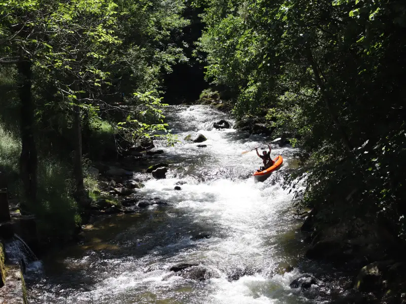 participant en canoraft descendant la rivière Aude dans les Pyrénées audoises près d’Axat