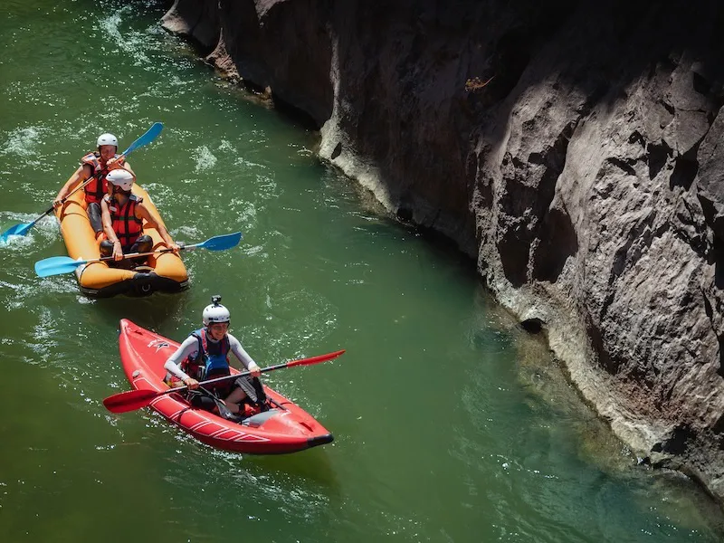 participants en canoraft et kayak naviguant dans les gorges de la rivière Aude près d’Axat dans les Pyrénées audoises