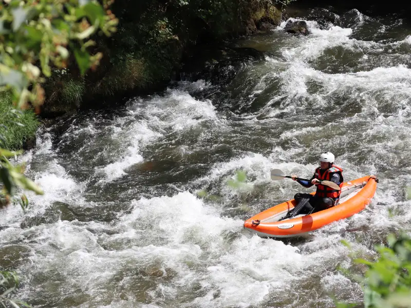 participant en canoraft naviguant dans les rapides de la rivière Aude près d’Axat dans les Pyrénées audoises