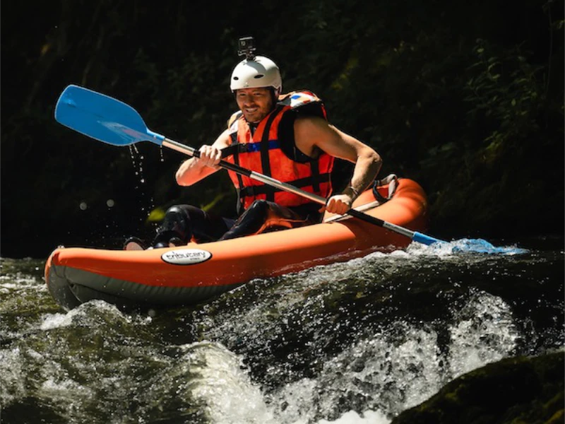 participant en canoraft franchissant un rapide sur la rivière Aude dans les Pyrénées audoises près d’Axat