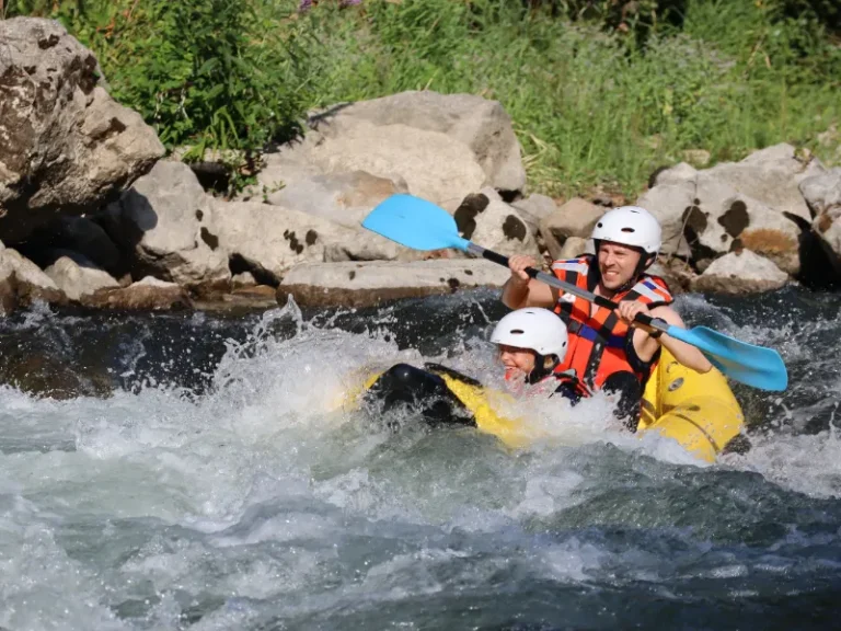 descente en canoraft dans les rapides de la rivière Aude près d’Axat dans les Pyrénées audoises