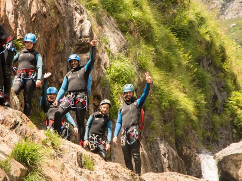 Groupe de participants équipés pour une sortie canyoning dans le canyon de l’Artigue en Ariège dans la vallée de Vicdessos