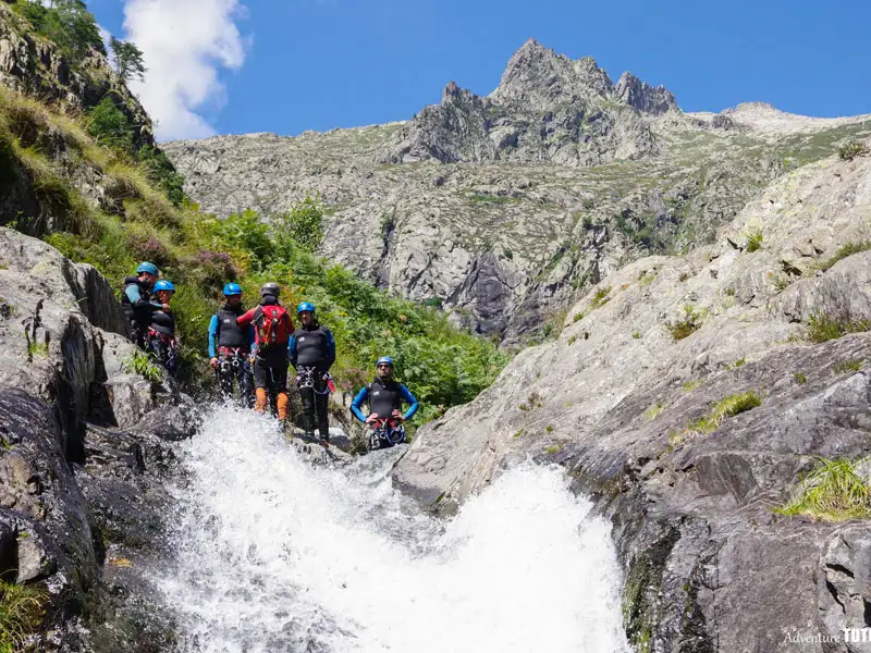 Groupe de participants dans le canyon de l’Artigue en Ariège avec le massif du Montcalm en arrière-plan dans les Pyrénées