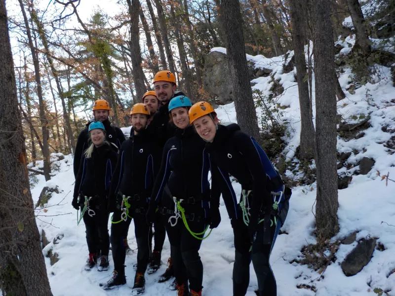Groupe équipé pour une sortie de canyoning hivernal dans le canyon d’eau chaude de Thuès près de Font-Romeu dans les Pyrénées-Orientales