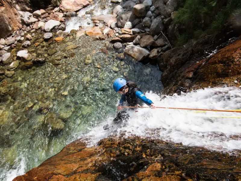 participant descendant une cascade en canyoning dans le canyon de l’Artigue en Ariège