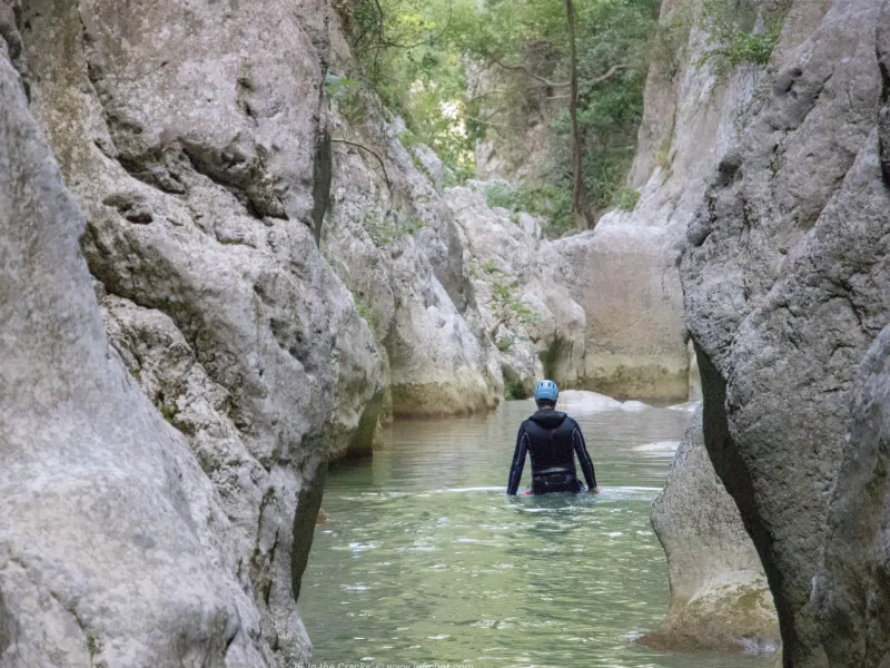 Participant progressant dans la rivière lors d’une sortie canyoning dans le canyon de Galamus dans le massif des Corbières