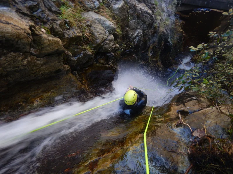 participant descendant une cascade en canyoning dans le canyon d’Eau Chaude à Thuès-Entre-Valls