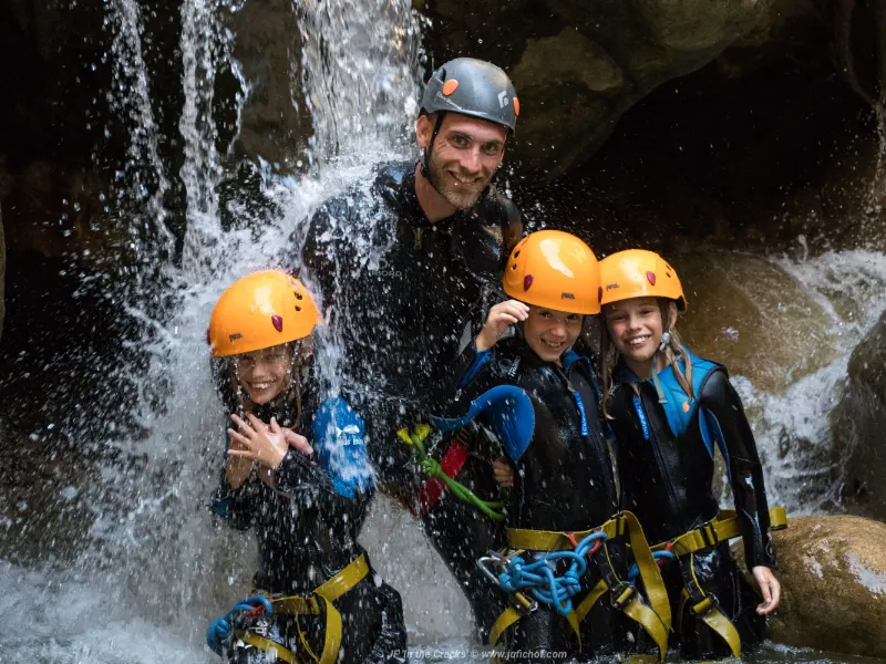 famille pratiquant le canyoning avec des enfants dans les Pyrénées-Orientales