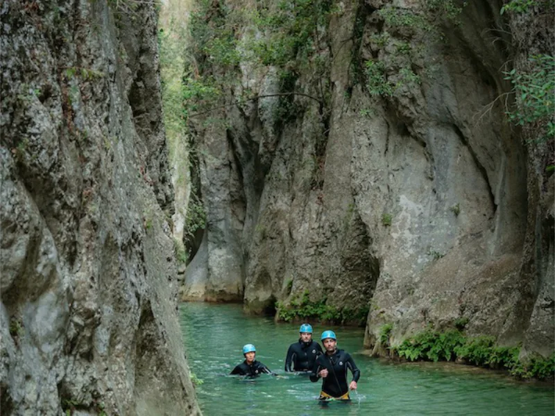 Participants marchant dans la rivière lors d’une sortie canyoning dans les gorges de Galamus près de Saint-Paul-de-Fenouillet dans les Corbières