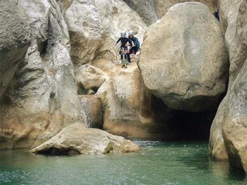 Participants prêts à sauter dans une vasque lors d’une sortie canyoning dans les gorges de Galamus près de Saint-Paul-de-Fenouillet dans les Pyrénées-Orientales