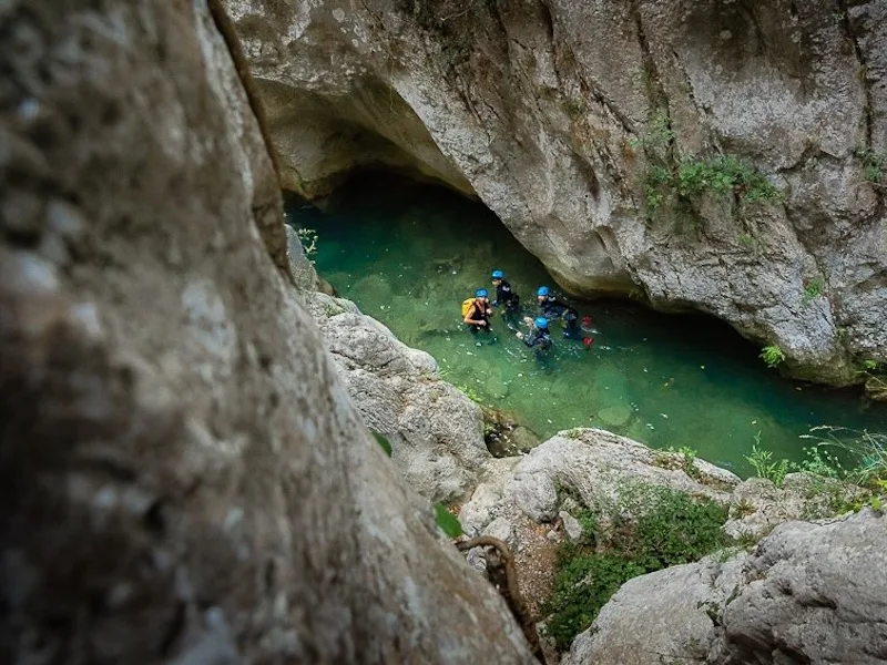 groupe pratiquant le canyoning dans les gorges du Galamus dans les Pyrénées-Orientales