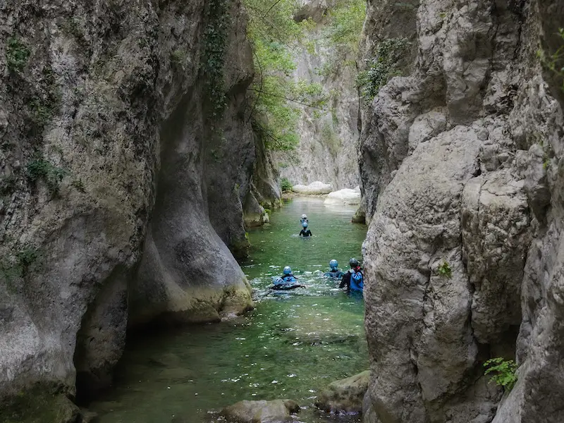 Participants progressant dans la rivière lors d’une sortie canyoning dans les gorges de Galamus dans le massif des Corbières