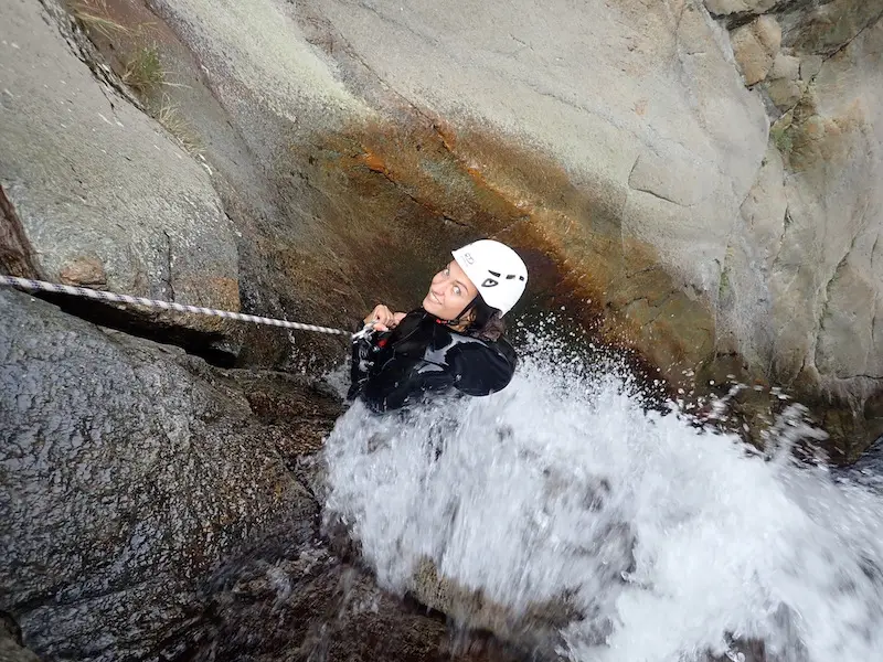 participante descendant une cascade en rappel dans le canyon du Llech dans les Pyrénées-Orientales