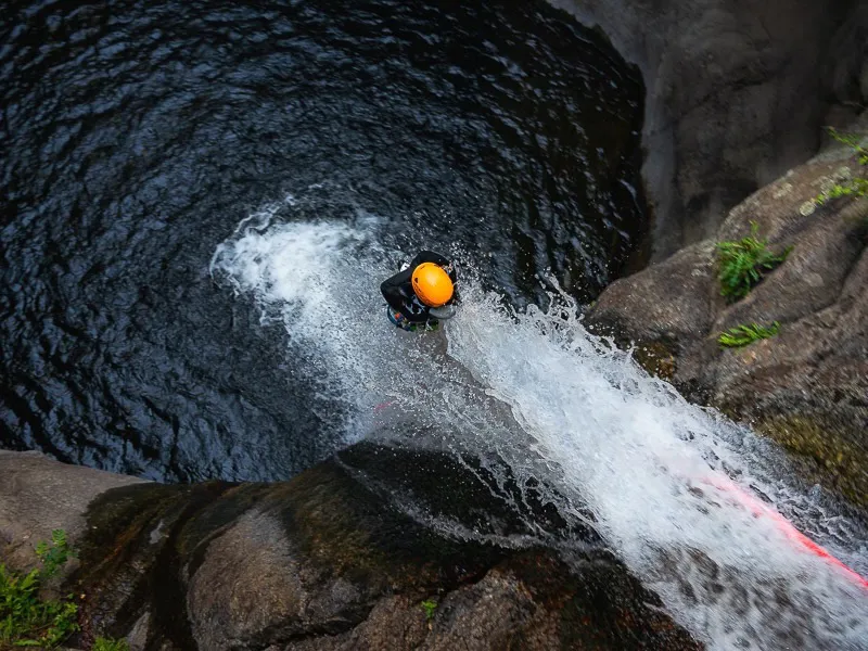 participant descendant une cascade en toboggan dans le canyon du Llech près de Prades dans les Pyrénées-Orientales