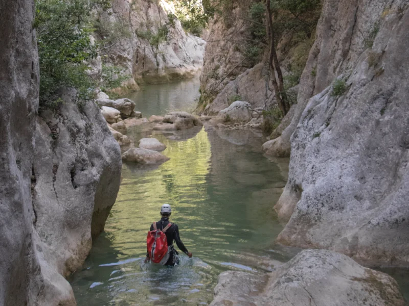 Participant avançant dans une vasque lors d’une sortie canyoning dans le canyon de Galamus dans les Pyrénées-Orientales