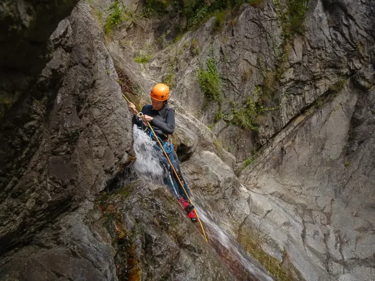 Participant descendant en rappel une cascade dans le canyon à Céret dans les Pyrénées-Orientales