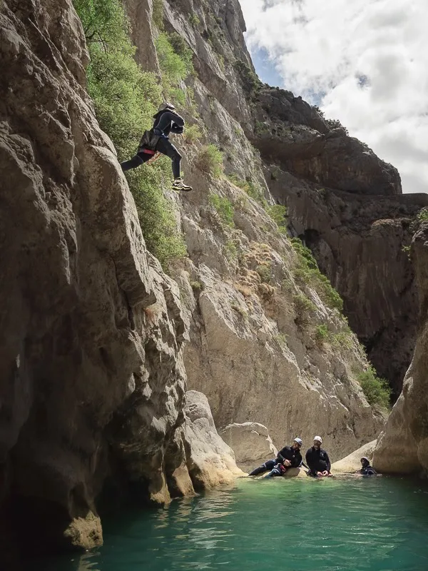 Participant réalisant un saut dans une vasque lors d’une sortie canyoning dans le canyon de Galamus près de Saint-Paul-de-Fenouillet