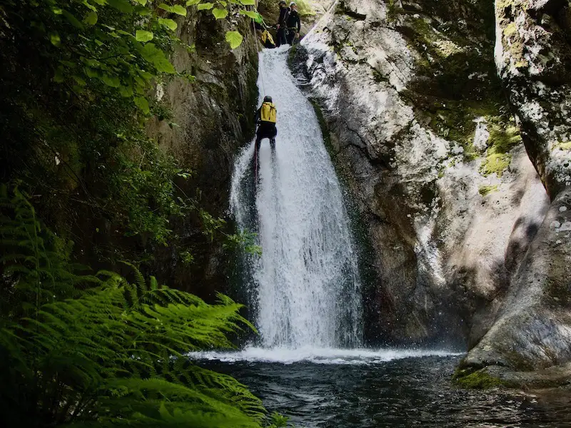 Canyonner descendant en rappel une cascade dans le canyon de Taurinya dans le massif du Canigou dans les Pyrénées-Orientales