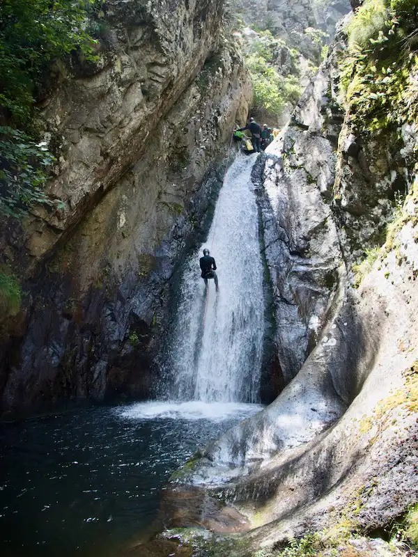 Canyoniste descendant un grand rappel dans une cascade du canyon de Taurinya dans le massif du Canigou dans les Pyrénées-Orientales