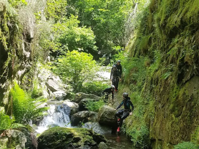 Participants progressant dans la rivière du canyon de Taurinya dans le massif du Canigou dans les Pyrénées-Orientales