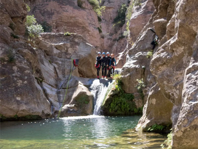Groupe de canyoning au sommet d’une cascade dans les Gorges du Terminet à Termes dans l’Aude dans le massif des Corbières