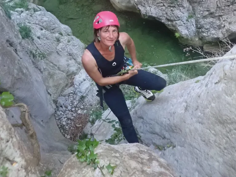 Pratiquante réalisant un rappel dans le canyon de l’Ermitage juste avant d’atteindre la rivière des gorges de Galamus près de Saint-Paul-de-Fenouillet