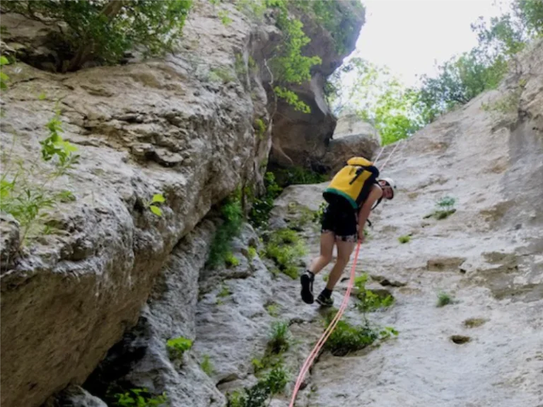 Participant descendant en rappel dans le canyon de l’Ermitage dans les gorges de Galamus près de Saint-Paul-de-Fenouillet dans les Pyrénées-Orientales
