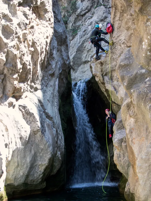 Participant descendant en rappel le long d’une cascade dans les Gorges du Terminet à Termes dans l’Aude