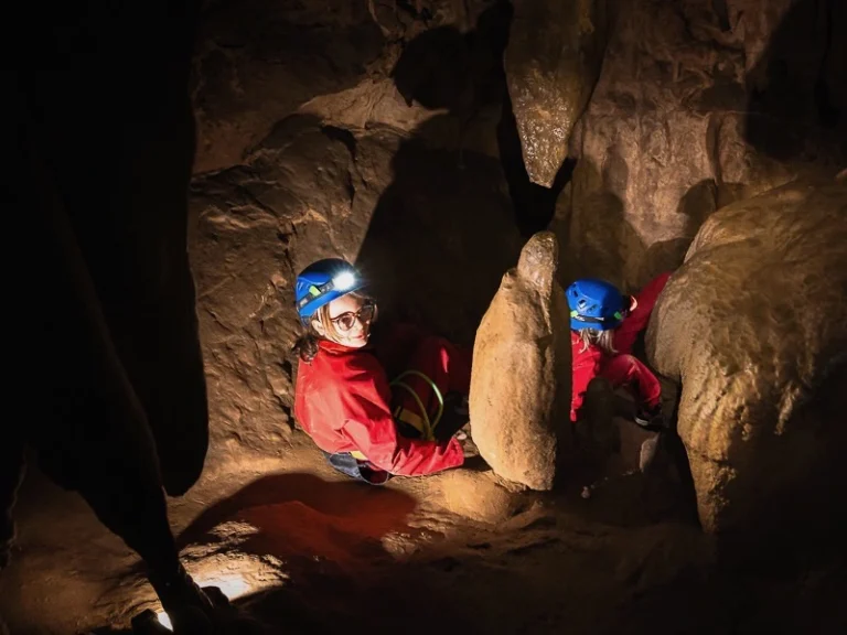 participants explorant une grotte lors d’une sortie spéléologie dans les Pyrénées-Orientales