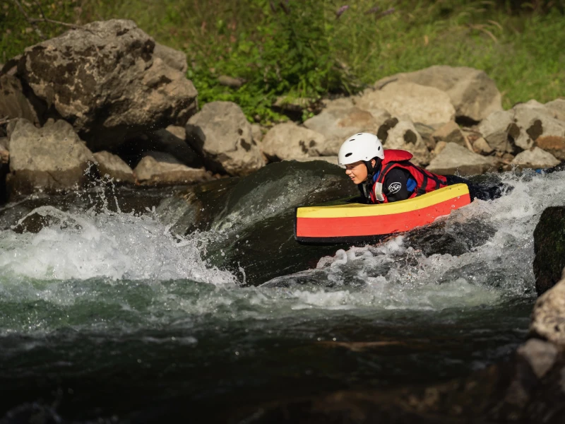 participant découvrant l’hydrospeed sur la rivière Aude lors d’une sortie de nage en eau vive dans les Pyrénées