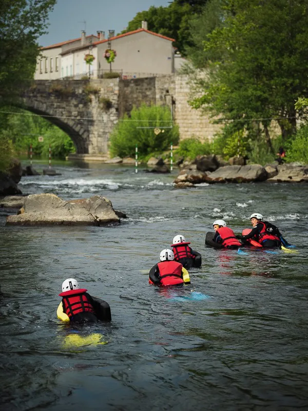 groupe pratiquant l’hydrospeed sur la rivière Aude dans les gorges de la Haute Vallée de l’Aude près de Quillan dans les Pyrénées