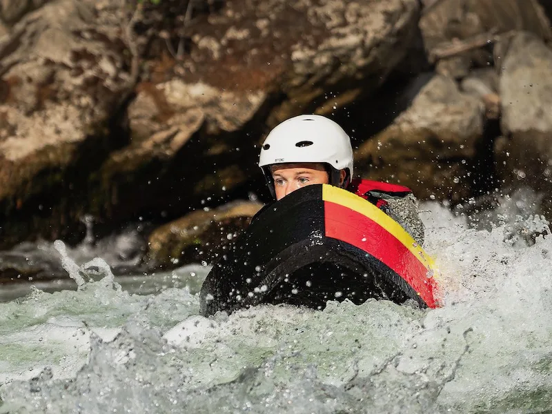 participant en hydrospeed dans un rapide de la rivière Aude près d’Axat dans les Pyrénées