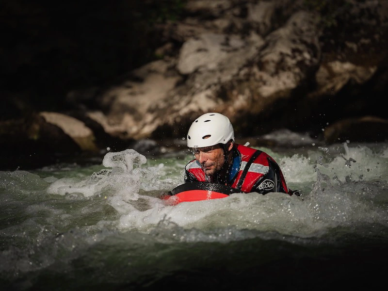 participant en hydrospeed descendant les rapides dans les gorges de la rivière Aude près d’Axat dans les Pyrénées