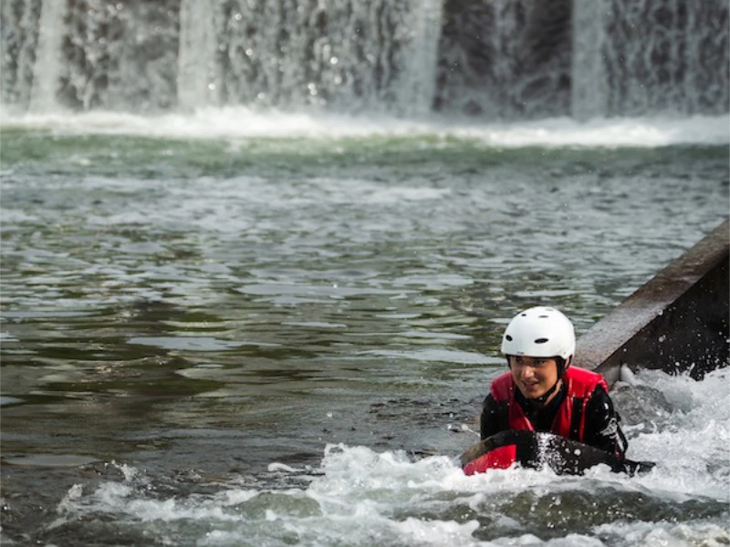 participant en hydrospeed franchissant un seuil sur la rivière Aude près de Quillan dans les Pyrénées