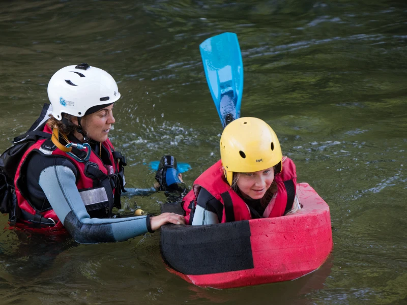 monitrice accompagnant une participante lors d’une initiation à l’hydrospeed sur la rivière Aude dans les Pyrénées