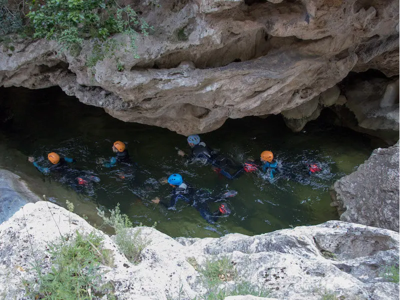 Groupe de participants nageant dans une vasque lors d’une sortie canyoning dans les Gorges du Terminet à Termes dans l’Aude